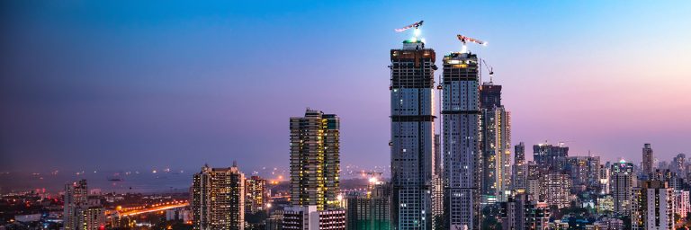 Silhouette panoramique de Mumbai avec plusieurs gratte-ciel en construction